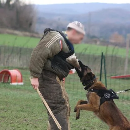 Travail au mordant en costume de protection
